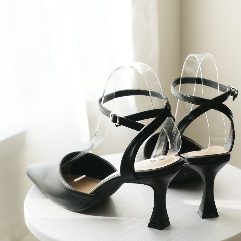 alice + olivia ベージュ クロスストラップ サンダル alice + olivia ベージュ クロスストラップ サンダル