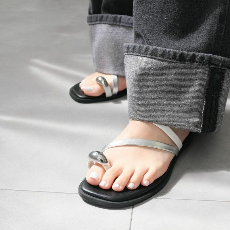 ホワイトフラットサンダル ゴールドメダル装飾 Gold Button Motif Sandals/ゴールドメタルフラットサンダル