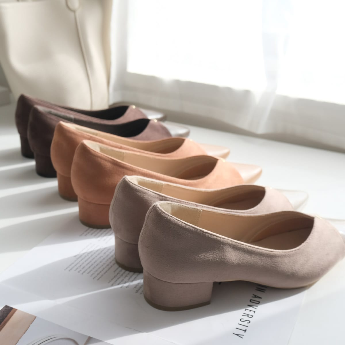 ポインテッドトゥVカットゴールドモチーフパンプス レディース