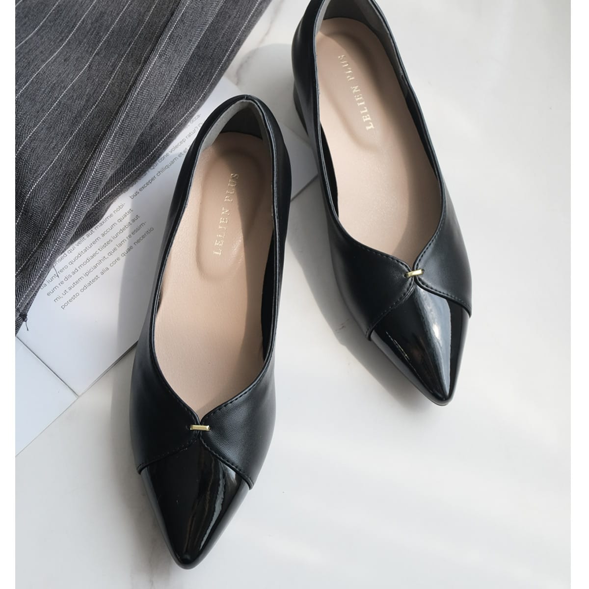 ポインテッドトゥVカットゴールドモチーフパンプス レディース